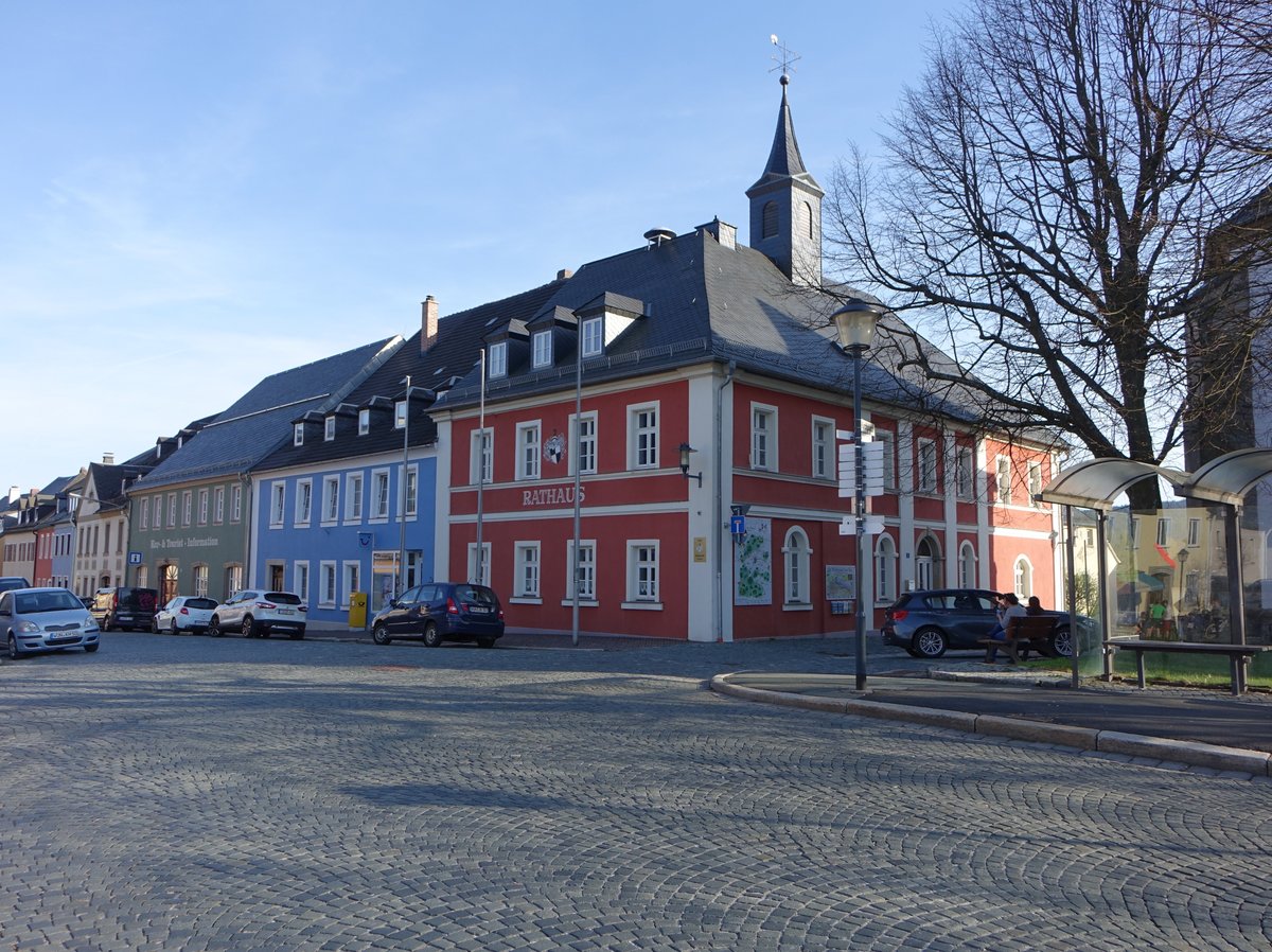 Weissenstadt, Rathaus am Kirchplatz, Zweigeschossiger Bau mit Lisenengliederung, abgewalmtes Schieferdach mit Dachreiter, erbaut 1828 durch Johann Andreas Ritter  (20.04.2018)