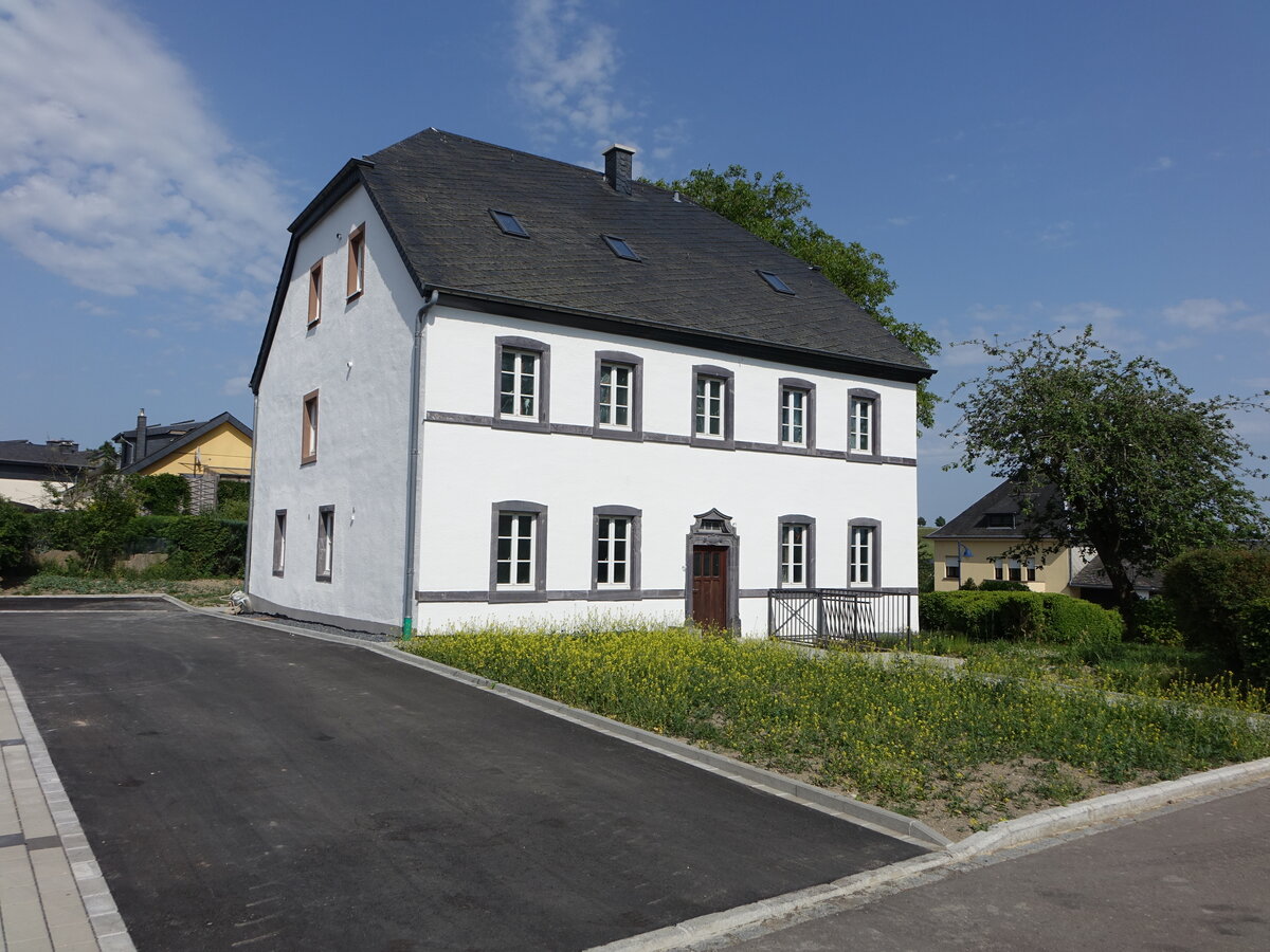 Weiswampach, renoviertes Pfarrhaus im Kiricheneck (19.06.2022)