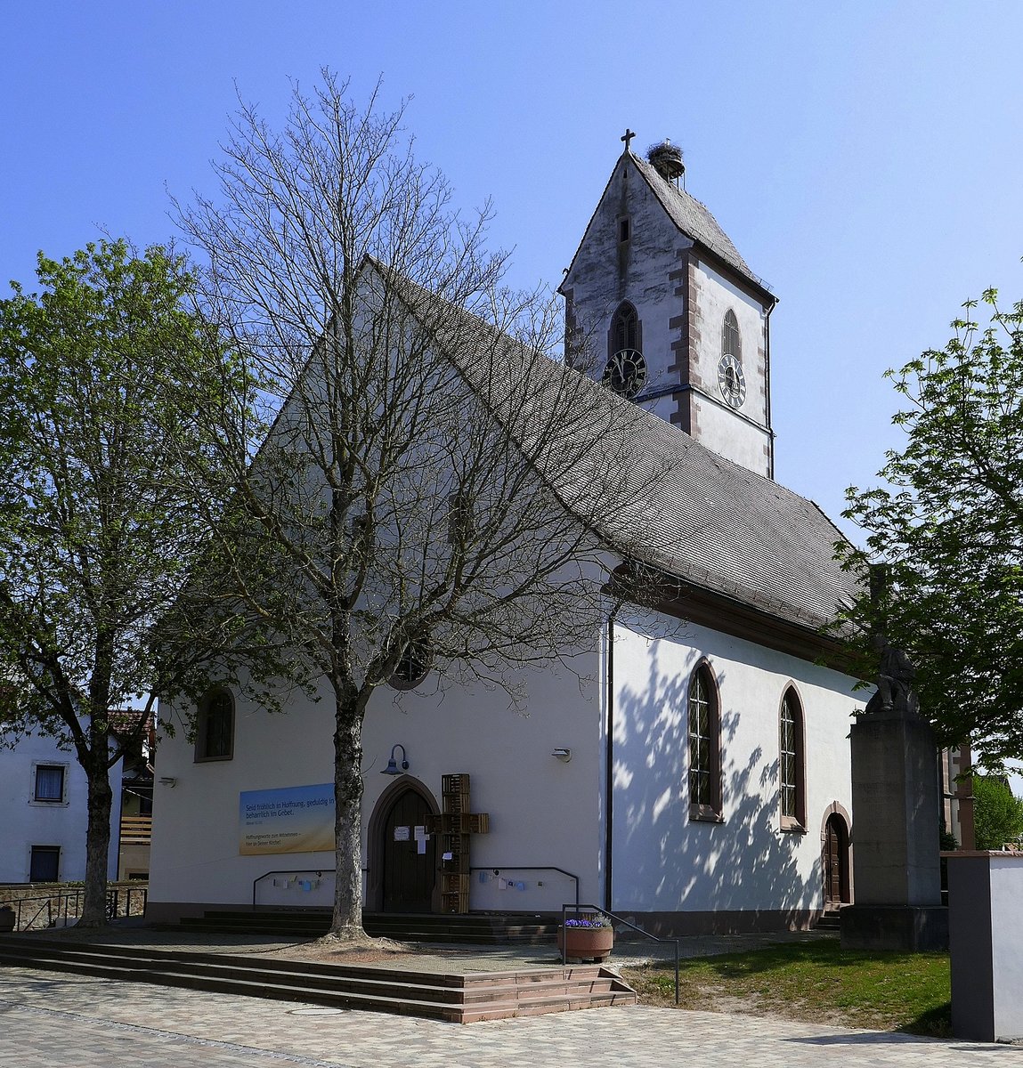 Weisweil, die evangelische Kirche St.Laurentius, April 2020