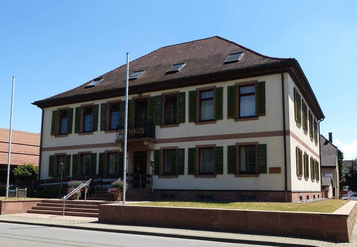 Weisweil, das Rathaus der ca.2000 Einwohner zhlenden Gemeinde in der Rheinebene, juli 2014