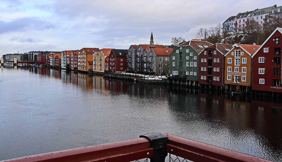 Weiterer Blick von der alten Stadtbrcke am 26. Februar 2024 in Richtung Hafen von Trondheim am 26. Februar 2024. 