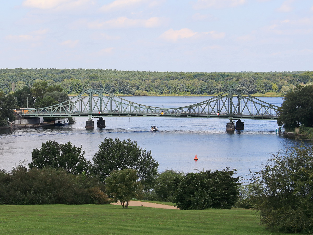 Weiterer Blick vom Park am Schloss Babelsberg in Richtung Glienicker Brcke am 09. August 2017.