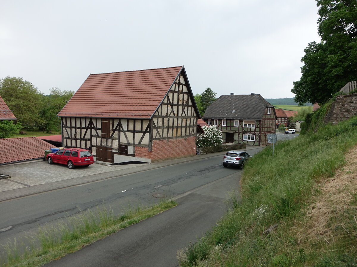 Weitershausen, Fachwerkhäuser in der Dilschhäuser Straße (16.05.2022)