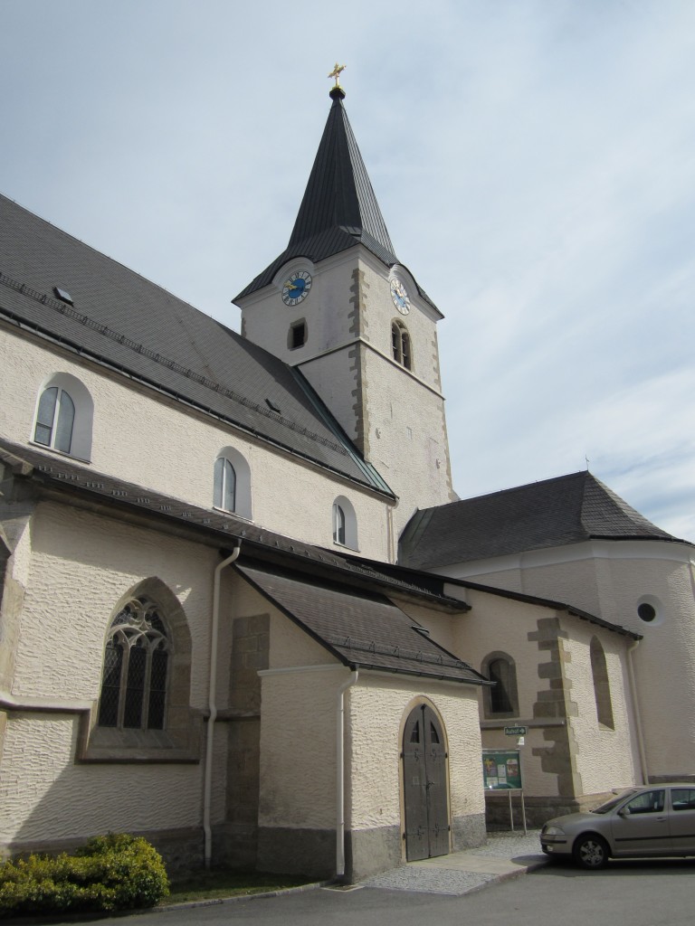 Weitra, St. Peter und Paul Kirche, erbaut Anfang des 13. Jahrhundert, sptgotisch erweitert in 15. Jahrhundert zur dreischiffigen Basilika (18.04.2014)