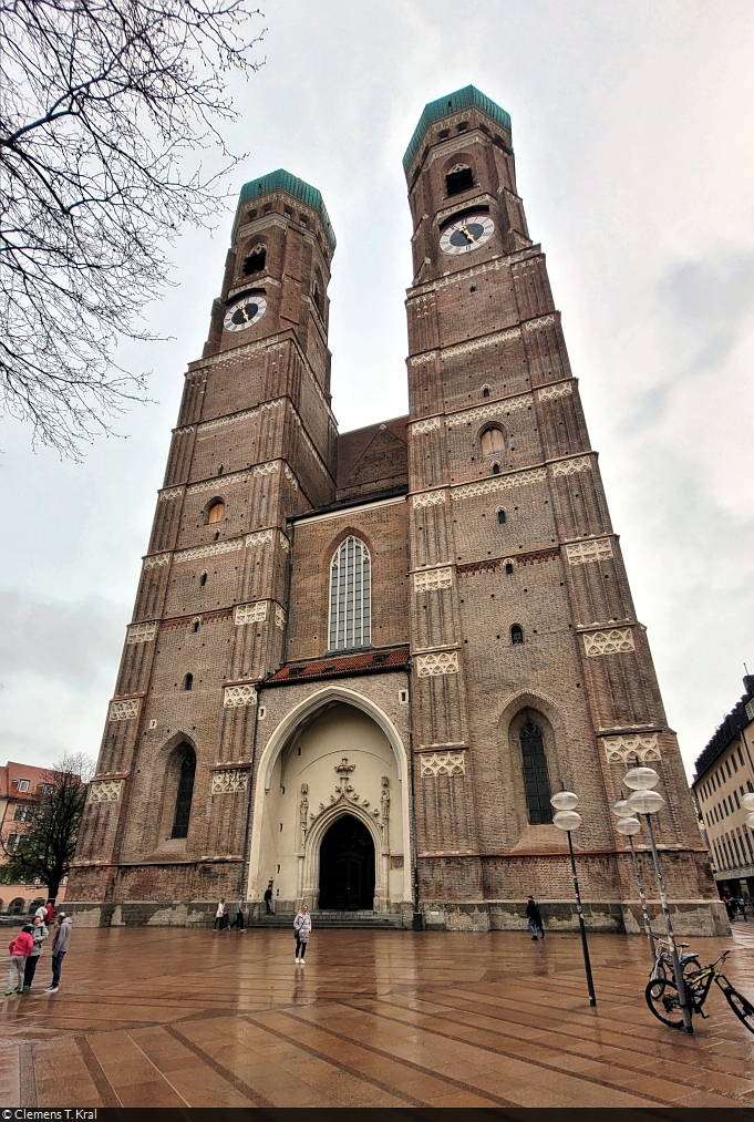 Weitwinkel-Ansicht der etwa 98,5 Meter hohen Trme der Mnchner Frauenkirche.

🕓 12.4.2023 | 11:27 Uhr