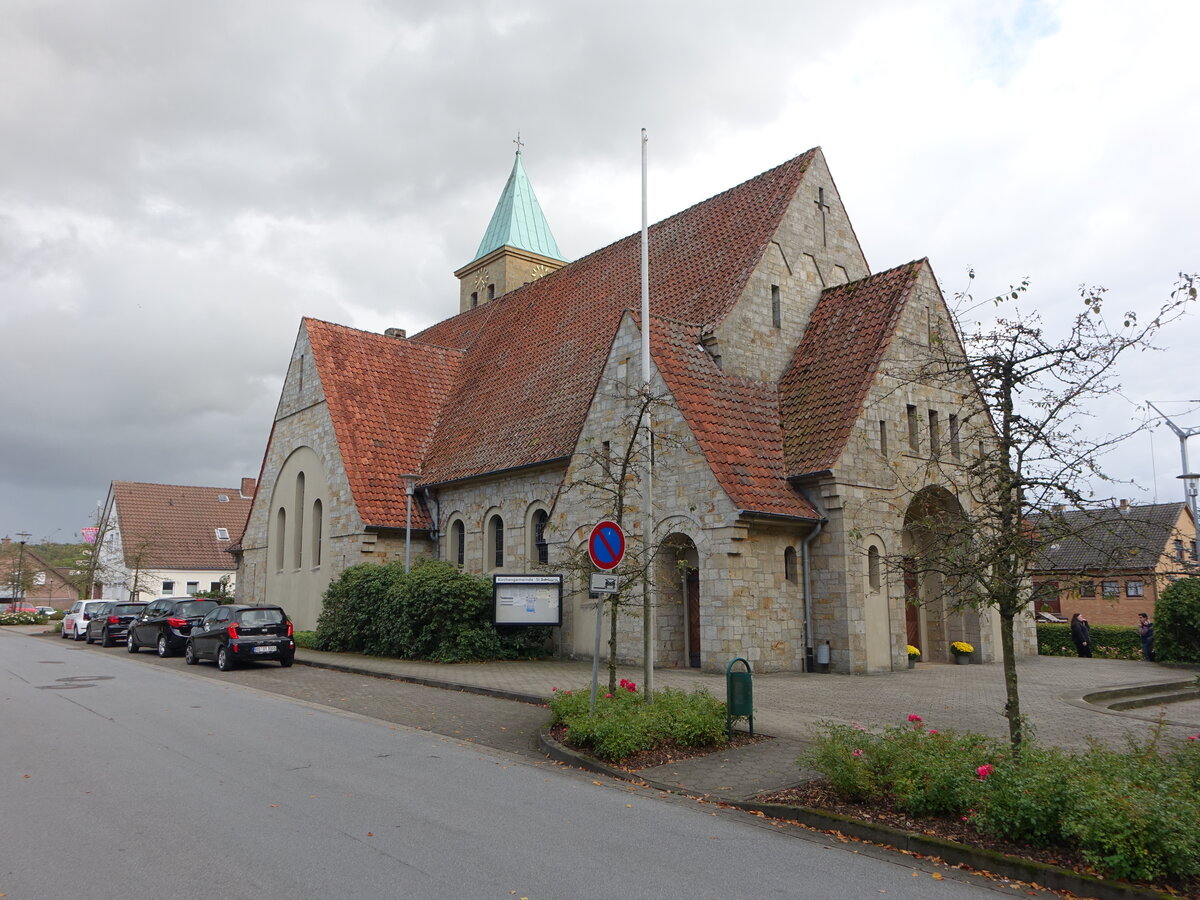 Wellendorf, Pfarrkirche St. Barbara, erbaut von 1922 bis 1924 durch C. Kriege (11.10.2021)