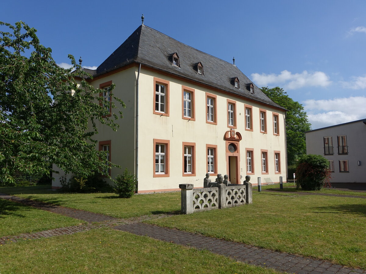 Welschbillig, barockes kurfrstliche Amtshaus, erbaut im 18. Jahrhundert, heute Pfarrhaus (23.06.2022)