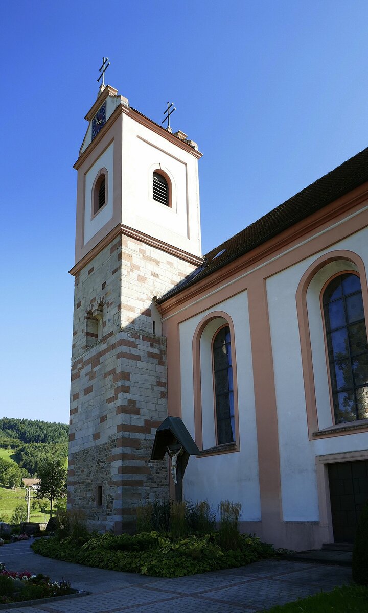 Welschensteinach, die katholische Pfarrkirche St.Peter und Paul, hoch ber dem Ort, erbaut im romanischen Stil, Sept.2021