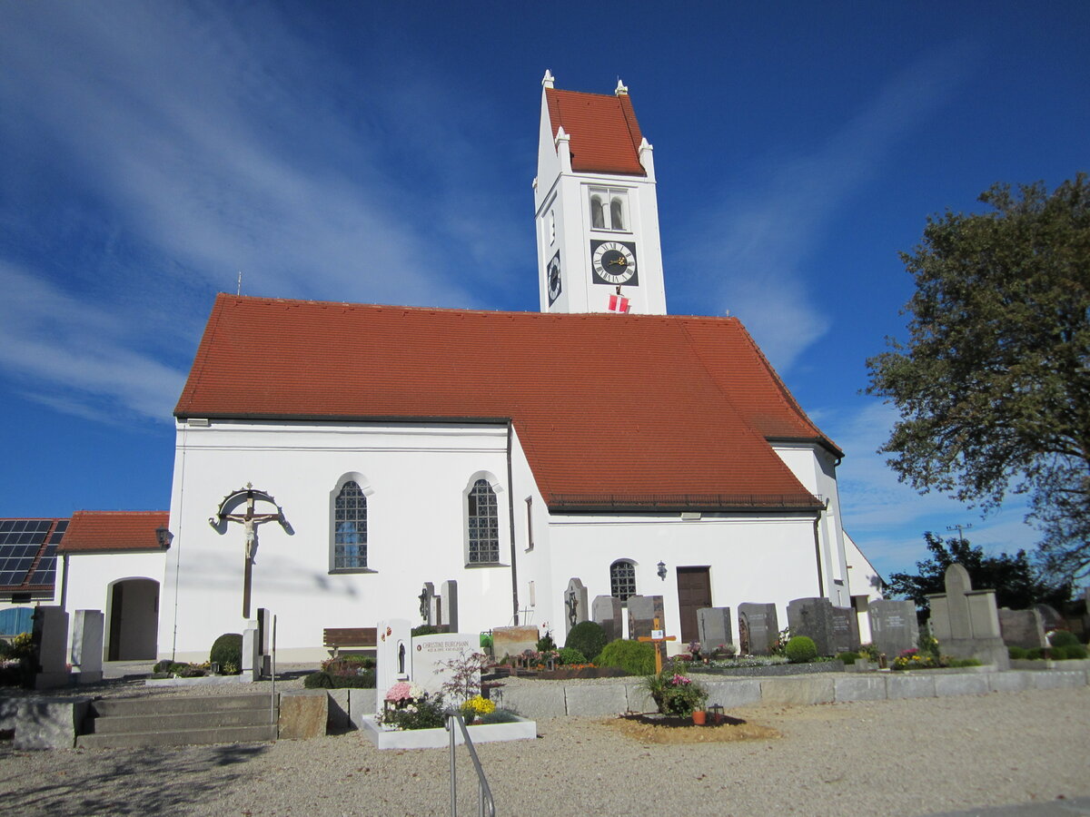 Welshofen, Pfarrkirche St. Peter, Saalbau mit eingezogenem Chor, sptgotischer Chor und Turm erbaut um 1524, Langhaus erbaut 1755 (19.10.2014)
