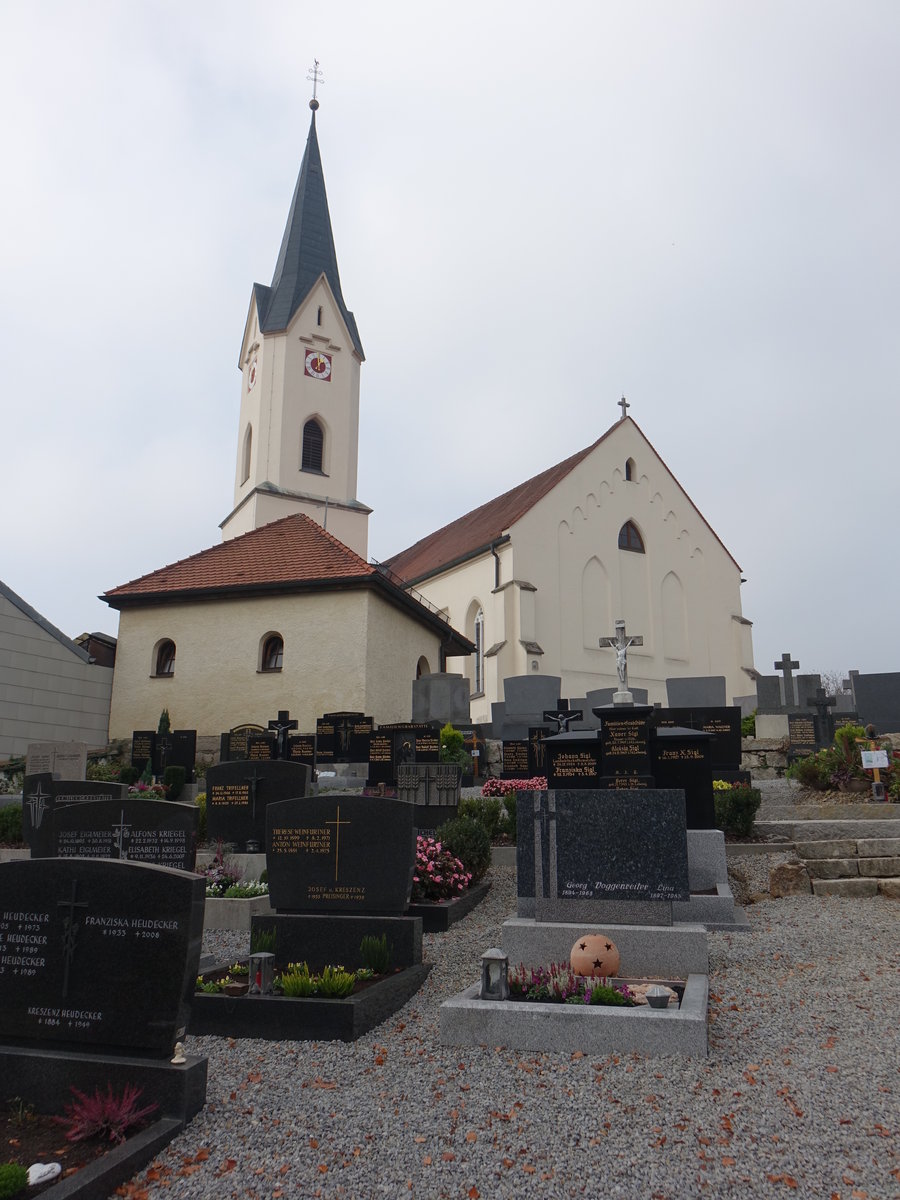 Weng, kath. Pfarrkirche St. Johannes, Chor und Kirchturm erbaut im 15. Jahrhundert, Langhaus neugotisch (20.10.2018)