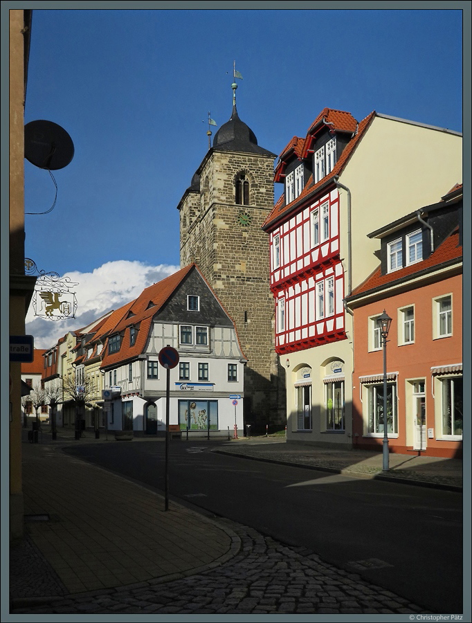 Wenig los ist am 09.03.2019 auf der Halberstdter Strae im Zentrum von Oschersleben. Hinter den Fachwerkhusern erheben sich die Trme der Nicolaikirche.