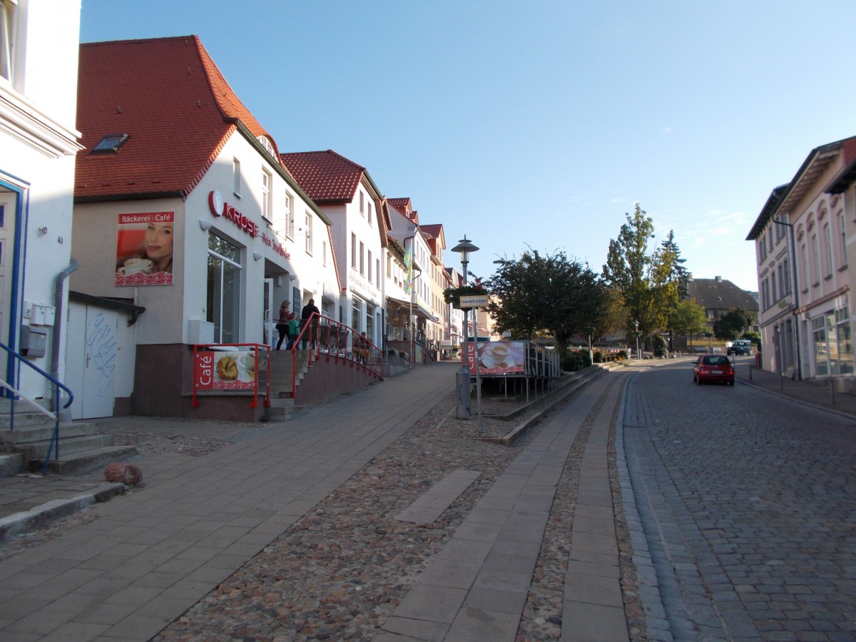 Wenige Geschfte gibt es in der Dammstrae in Bergen/Rgen.Aufnahme vom 06.September 2014.