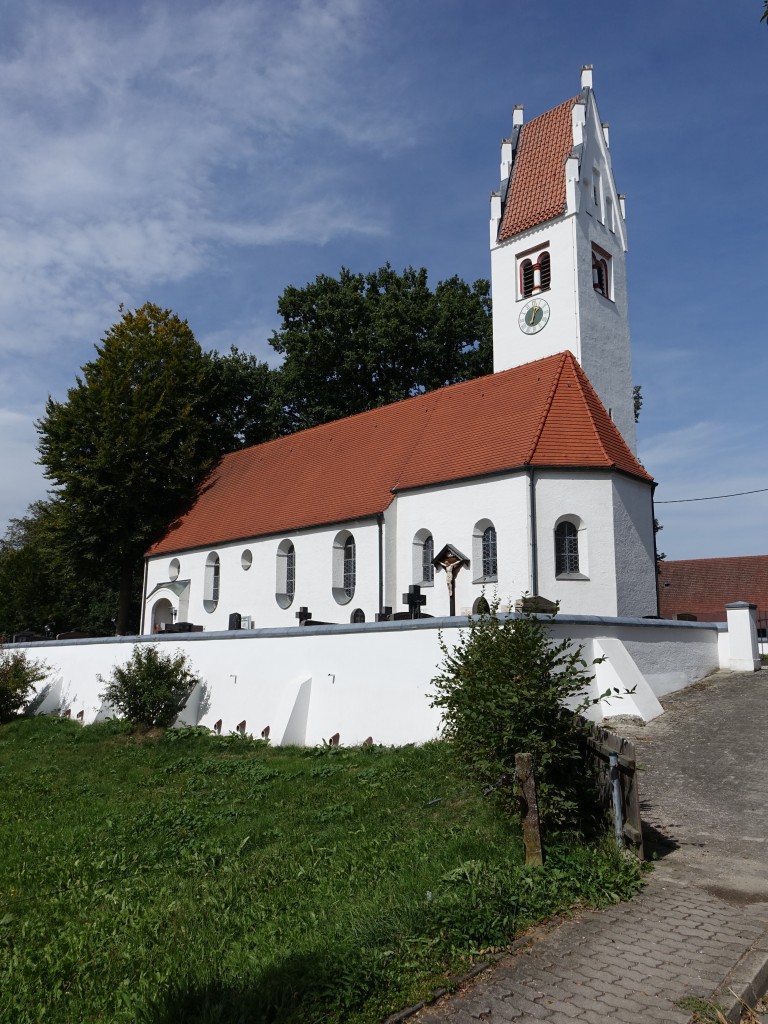 Wenigmnchen, kath. Pfarrkirche St. Michael, sptgotischer Saalbau mit eingezogenem Polygonalchor und nrdlichem Flankenturm, 1613, 1668 und 1730 barock berformt (13.09.2015)