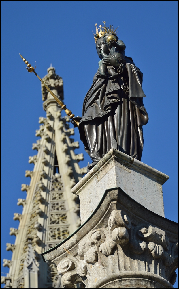 Wenn das nicht zu Weihnachten passt. Marienstatue im Pfalzgarten in Konstanz. Im Hintergrund der Reiter des Mnsters. Dezember 2013.