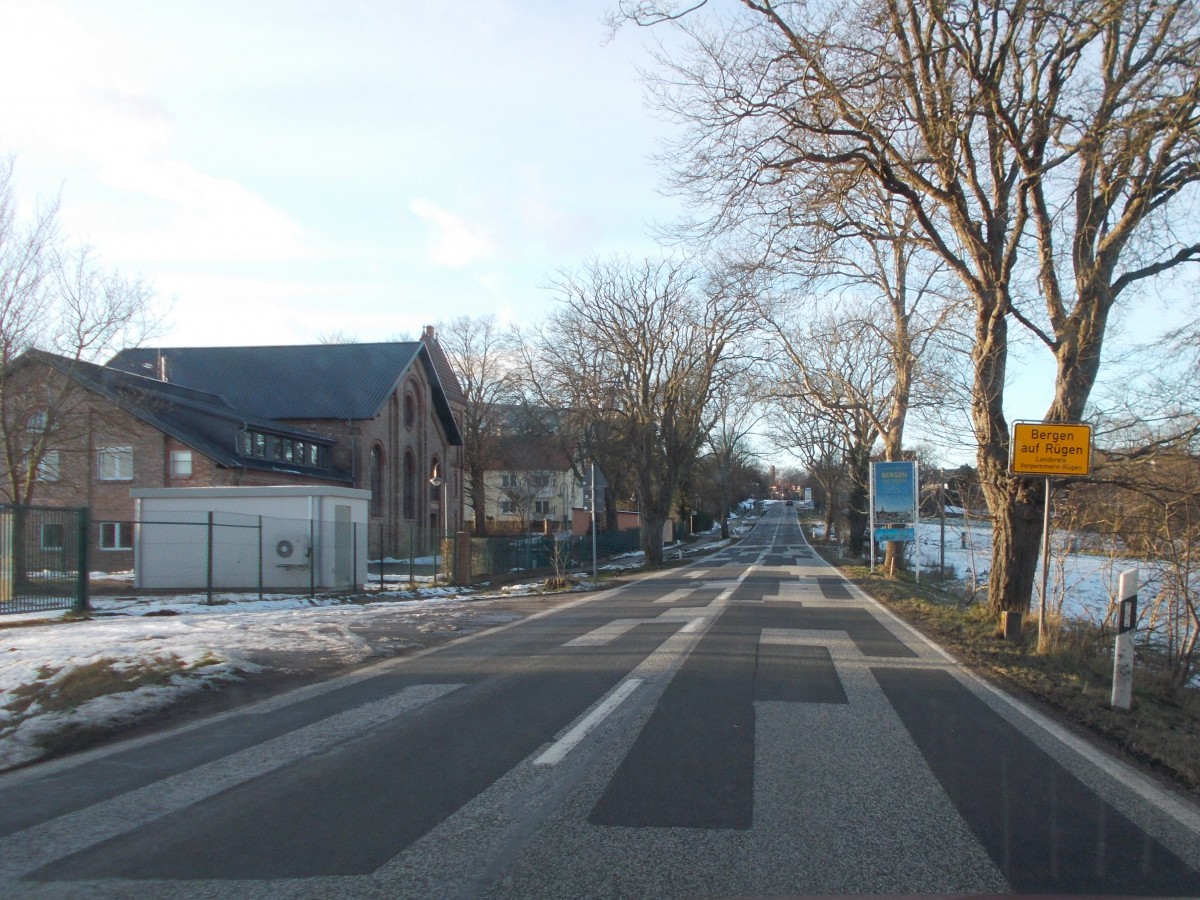 Wer mit dem Auto von Putbus kommt und in die Kreisstadt fhrt wird nach zehn Kilometer das Ortseingangschild von Bergen/Rgen antreffen.Aufgenommen am 08.Februar 2015 aus dem Auto.