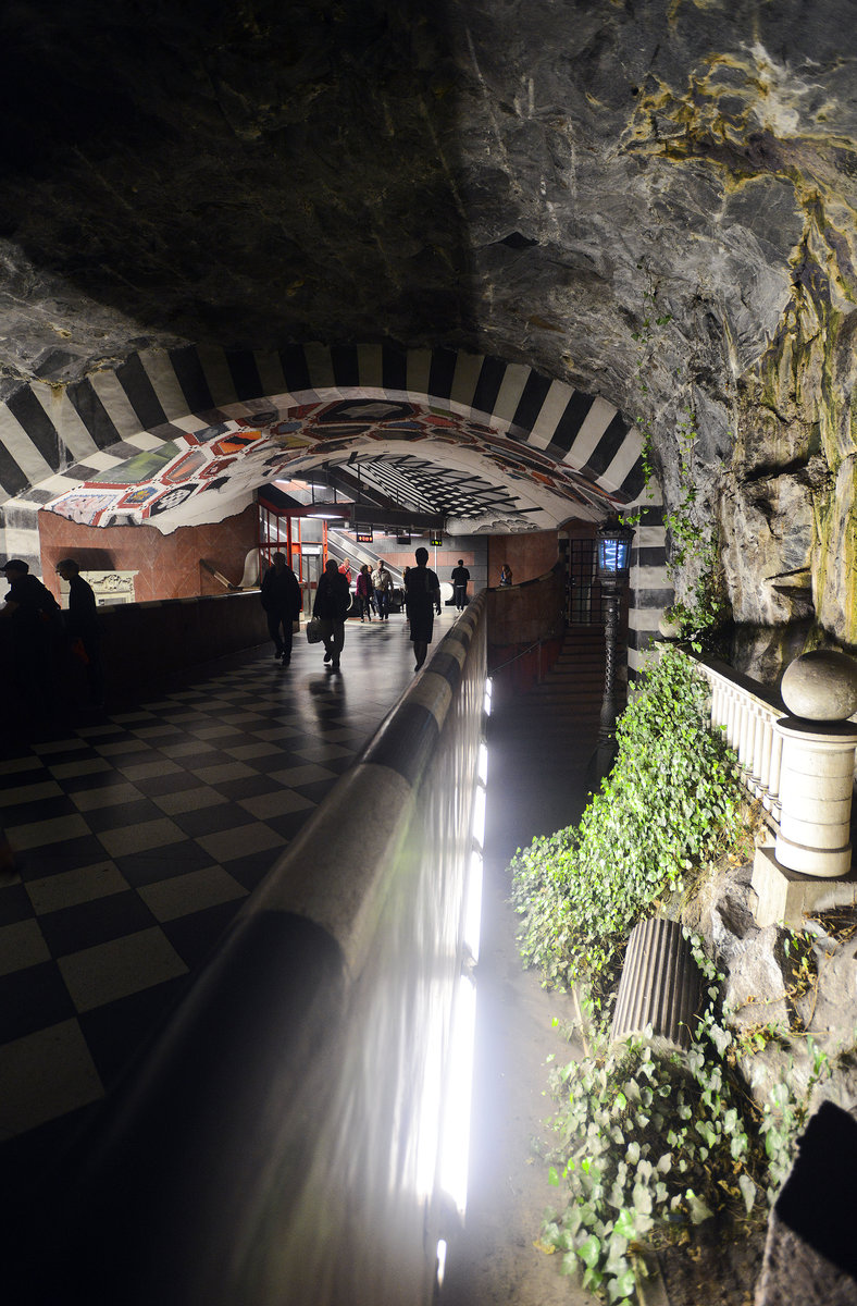 Wer mit der Stockholmer U-Bahn, der tunnelbana, fhrt erblickt nicht nur dunkle Tunnel, sondern hufig Farbtupfer. Kunstwerke und bunte Wnde schmcken den U-Bahn-Alltag. Das Bild ist vom U-Bahnhof Kungstrdgrden. Aufnahme: 28. Juli 2017.