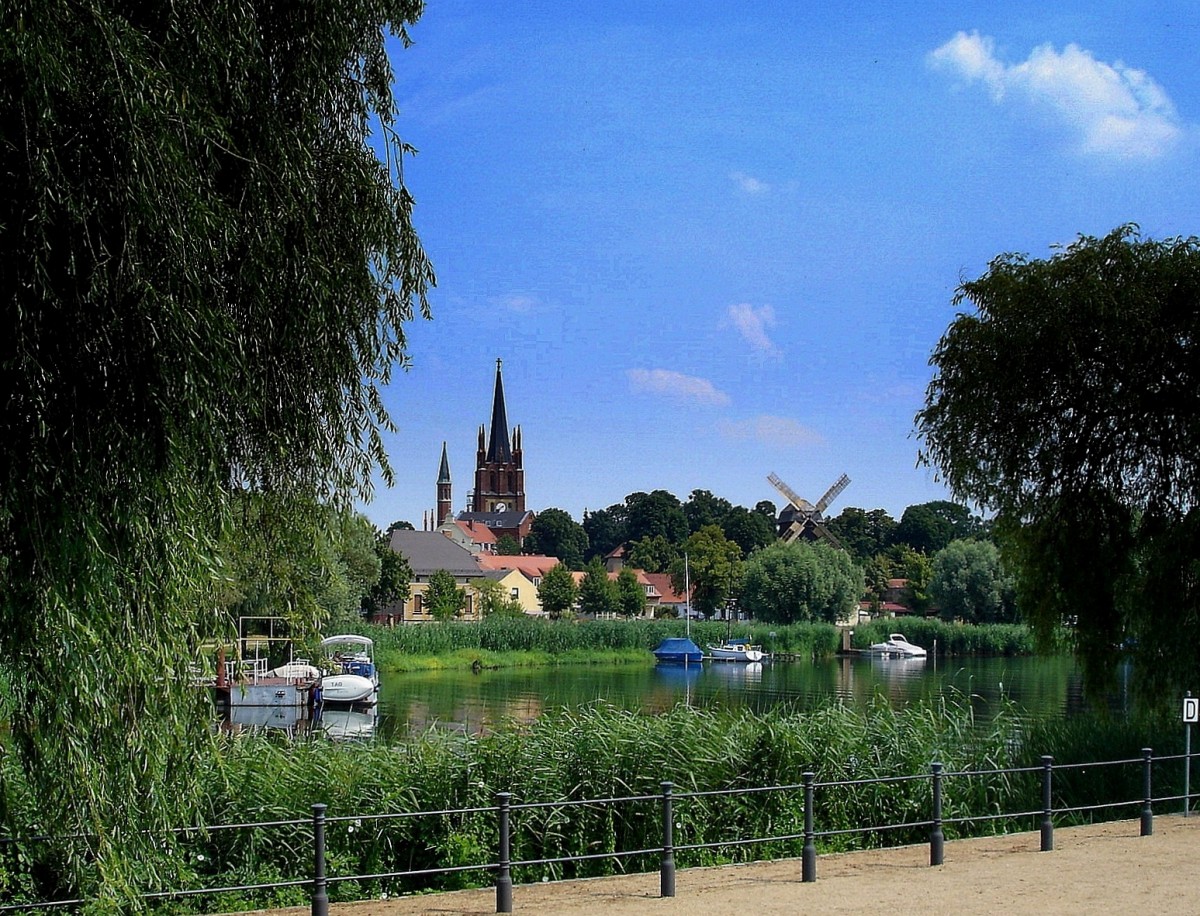 Werder an der Havel, Blick zu den Wahrzeichen des staatlich anerkannten Erholungsortes, Heilig-Geist-Kirche und Bockwindmhle, Juli 2006