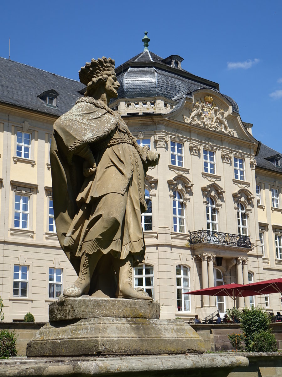 Werneck, Heiligenfigur aus Sandstein vor dem Barockschlo (27.05.2017)