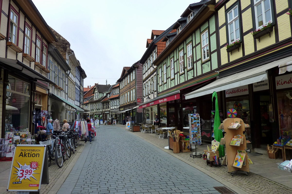 Wernigerode, Blick in die Breite Strae, Einkaufsstrae im Ortszentrum, Mai 2012