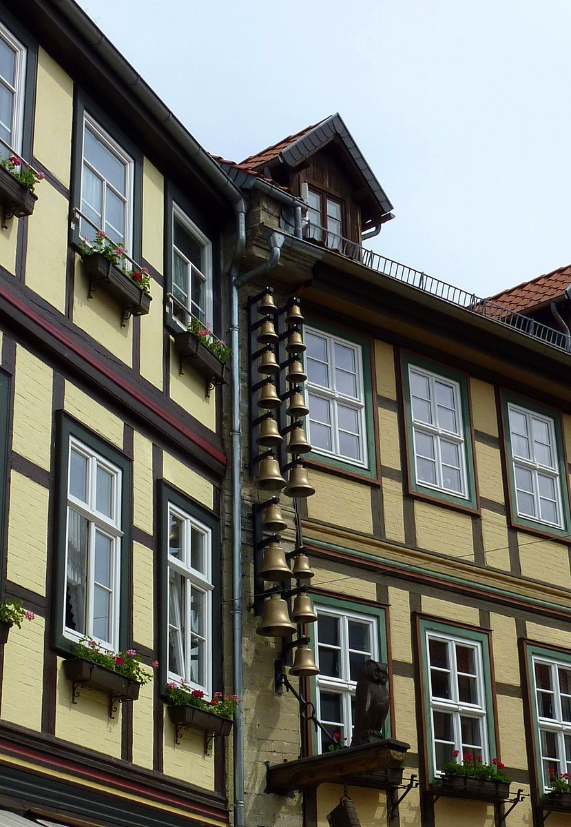 Wernigerode, das tglich spielende Glockenspiel mit 18 Glocken wurde 2006 in der Westernstrae installiert, Mai 2012