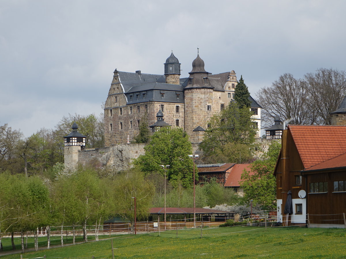 Wernstein, Oberes Schloss, dreigeschossiger Flgelbau um einen Binnenhof, erbaut im 14. Jahrhundert (16.04.2017)