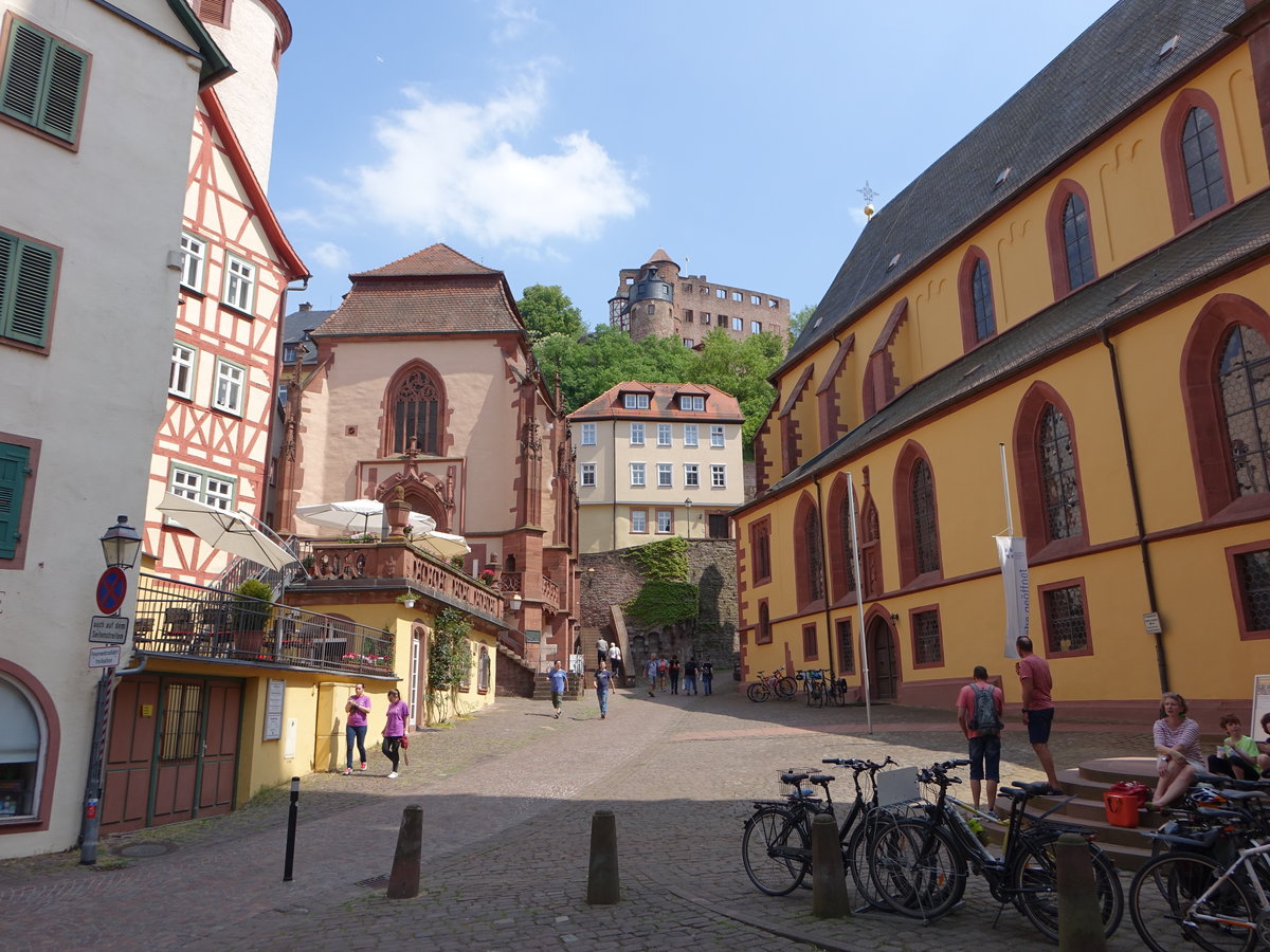 Wertheim, Blick in die Schulgasse mit St. Kilian Kapelle, Burg und Langhaus der Stiftskirche (12.05.2018)