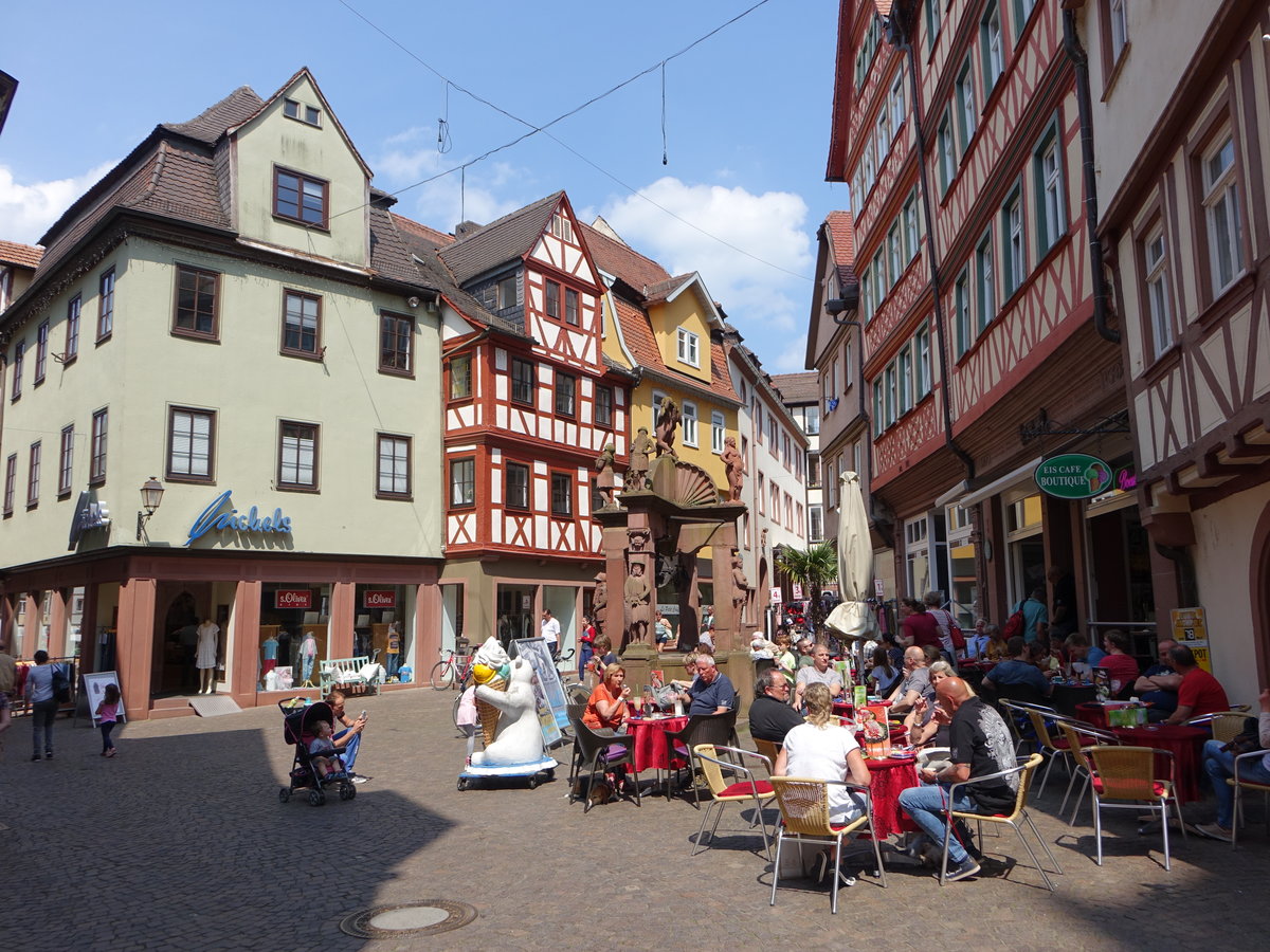 Wertheim, Engelsbrunnen und Fachwerkhuser in der Rathausgasse (12.05.2018)