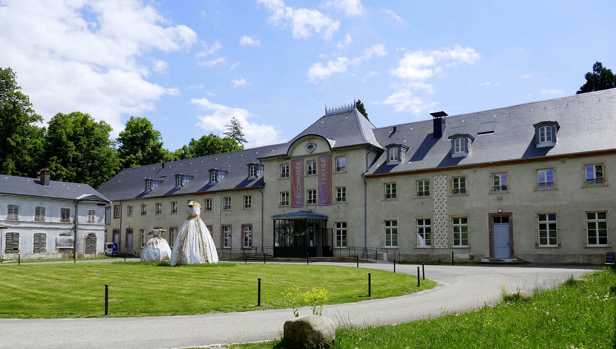 Wesserling im Thurtal in den Sdvogesen, das Schlo von der Hofseite, beherbergt ein Textilmuseum, Mai 2025 