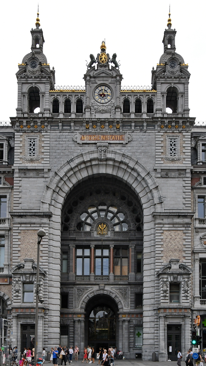 Westansicht des Empfangsgebudes des Bahnhofes Antwerpen Centraal. (Juli 2018)