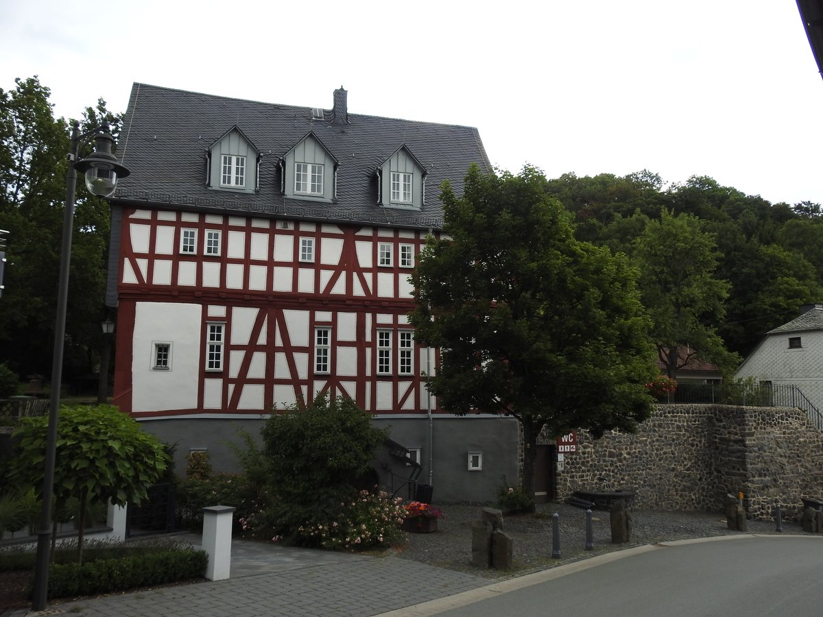 WESTERBURG/WESTERWALD-BURGMANNENHAUS
In der Oberstadt dicht unterhalb des Schlosses steht eines der schnsten und ltesten Gebude der Stadt,
das 1607 errichtete BURGMANNENHAUS,gute Stube der Stadt,wo heute auch Trauungen stattfinden..
Der Platz auf der Rckseite wird vom Schlossgeist PETERMNNCHEN,einer schnen Statue
bewacht...am 1.8.2019