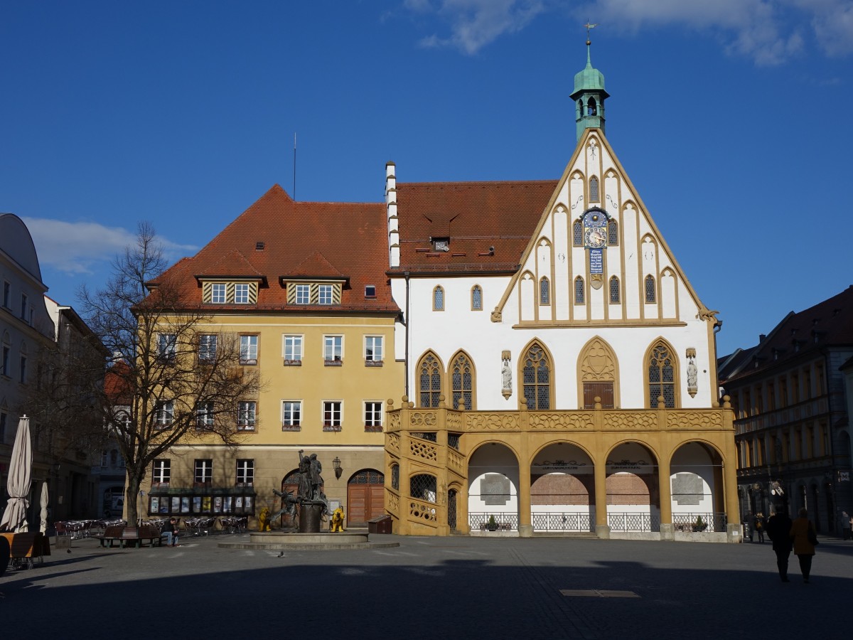 Westfassade des Amberger Rathaus, erbaut ab 1356, Balustrade mit Treppenturm von 1552 (06.04.2015)
