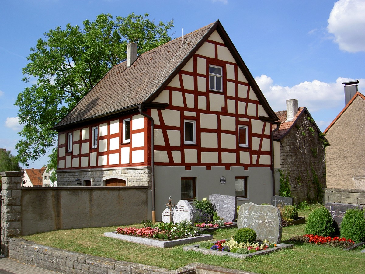 Westheim, Altsitz des Pfarrers und Kirchhofmauer (19.06.2014)