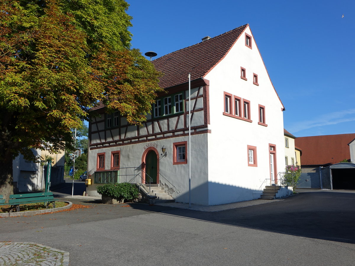 Westheim, Rathaus am Rathausplatz, zweigeschossiger Satteldachbau mit Fachwerkobergeschoss, erbaut im 17. Jahrhundert (15.08.2017)