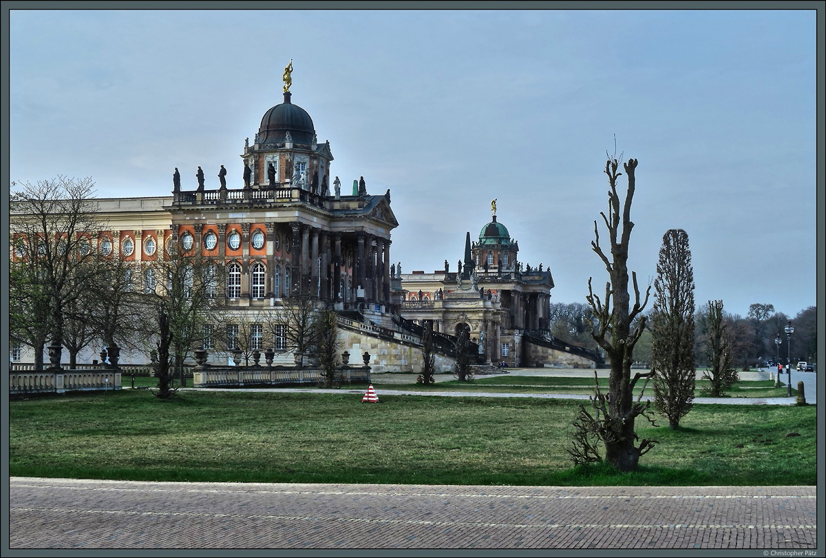 Westlich des Neuen Palais befinden sich die Communs (errichtet 1766-69), die ursprnglich als Wirtschafts- und Unterkunftsgebude dienten. Heute befinden wird der Gebudekomplex von der Universitt Potsdam genutzt. (05.04.2016)