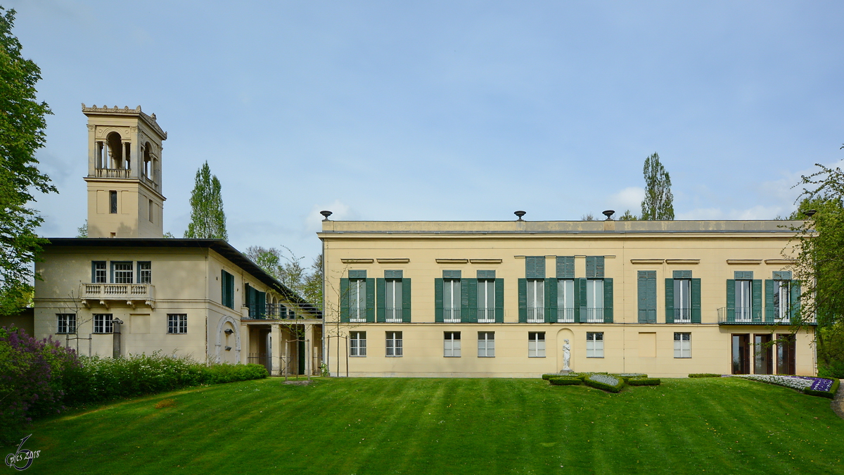 Westseite des Schlosses Glienicke und die Remise. (Berlin, April 2018)