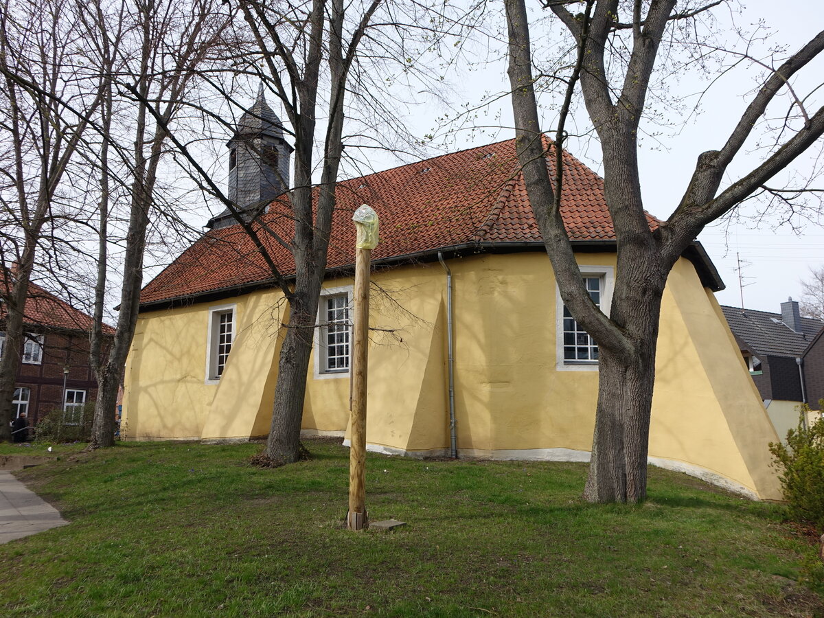 Wettbergen, evangelische St. Johannes der T�ufer Kirche, erbaut im 17. Jahrhundert (24.03.2026)