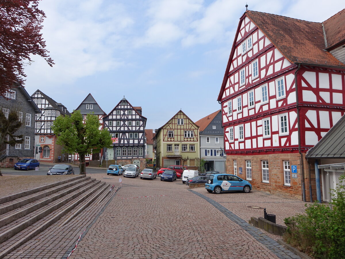 Wetter, historische Fachwerkhuser am Marktplatz (01.05.2022)