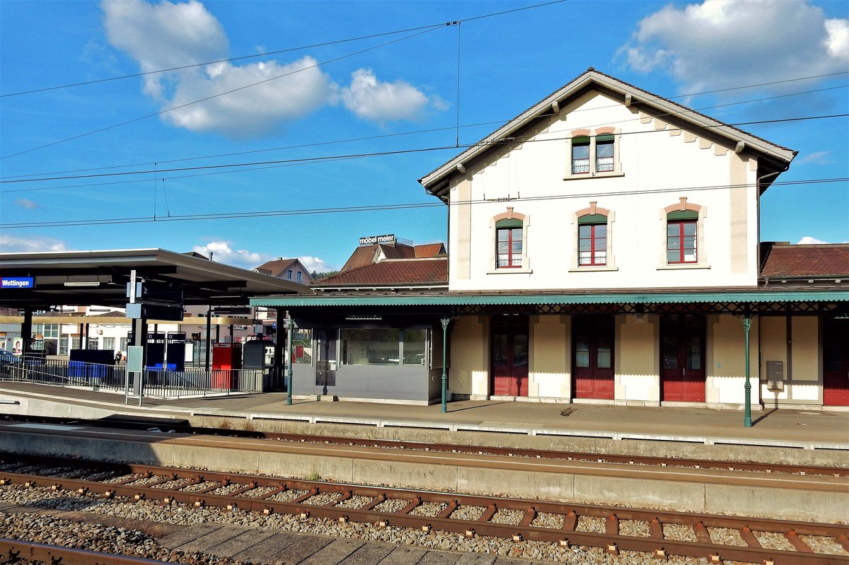 Wettingen AG, SBB Bahnhof, wurde im Jahre 1876 erffnet. Bediente Schalter fr Verkauf, Services und Beratung - 26.09.2015