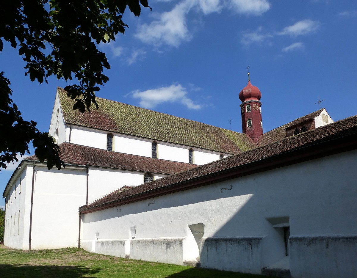 Wettingen, die ehemalige Klosterkirche der 1227 errichteten Zisterzienserabtei,  davor ein Teil der Klostergebäude, Sept.2015