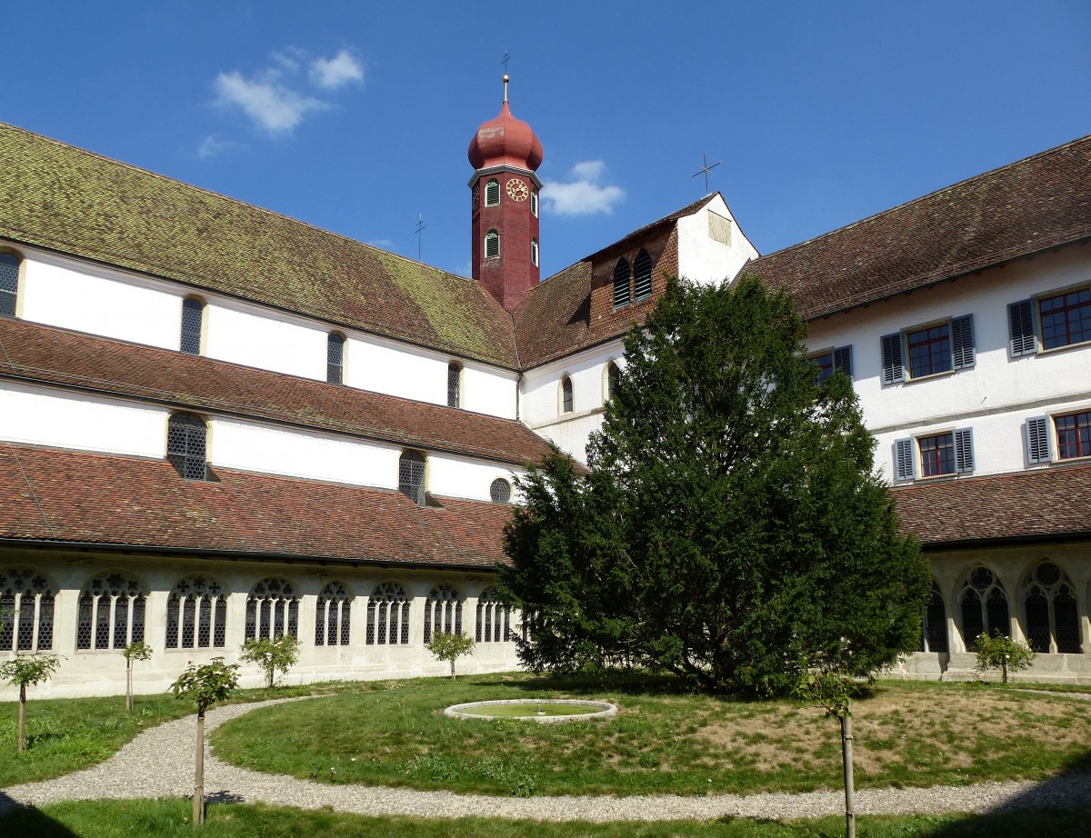 Wettingen, der Innenhof des Kreuzganges mit der Klosterkirche der ehemaligen Zisterzienserabtei, Sept.2015