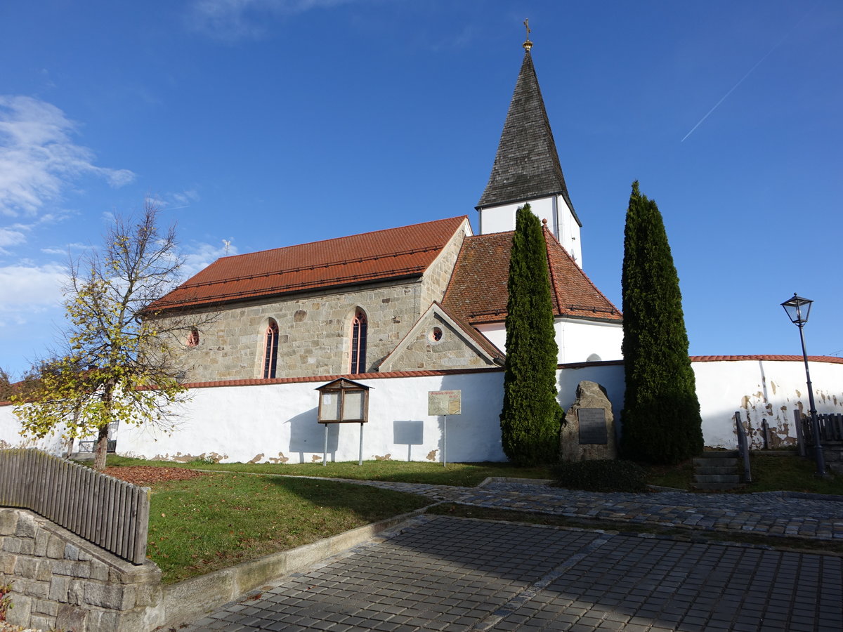 Wettzell, katholische Pfarrkirche St. Laurentius, Saalbau mit Satteldach, eingezogenem Chor, Chorflankenturm und Sakristeianbau, erbaut bis 1848 (05.11.2017)