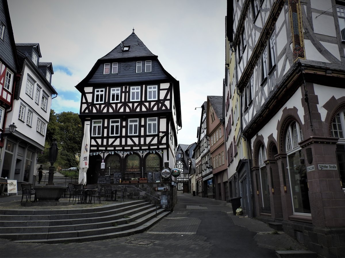 WETZLAR-ALTSTADT AM DOMBERG
Viele schne Fotomotive bietet WETZLAR/LAHN,die Stadt,wo der groe GOETHE eine Zeitlang als Praktikant am damaligen Reichskammergericht ttig war....
hier die Altstadt am Domberg....am 8.9.2020....