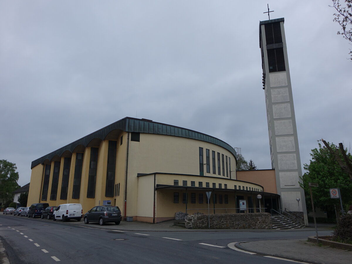 Wetzlar-Niedergirmes, kath. St. Walburgis Kirche in der Gutleutstrae, erbaut 1953 (30.04.2022)