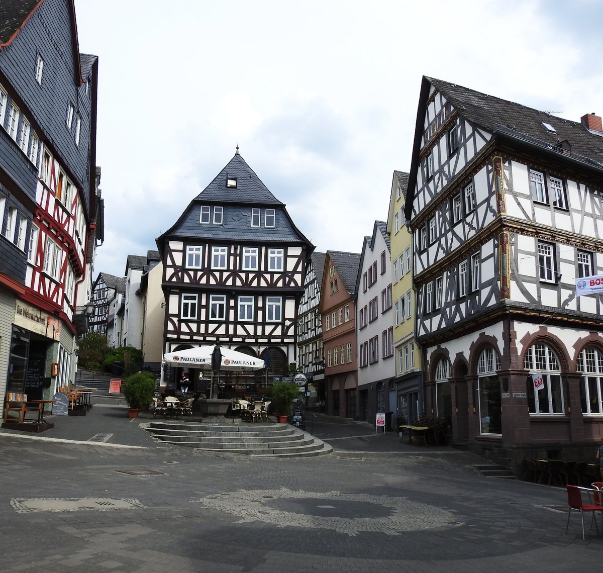 WETZLAR(LAHN)-ALTSTADT AM DOMBERG
Wunderschne Fachwerkhuser prgen die historische Altstadt von WETZLAR auf dem Weg zum Dom,
hier am 23.5.2017...