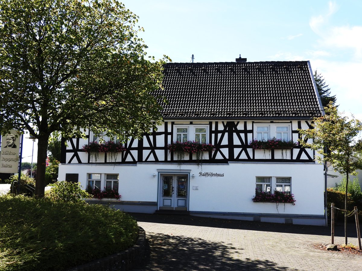 WEYERBUSCH/WESTERWALD-RAIFFEISEN-HAUS
In diesem Haus in WEYERBUSCH/WESTERWALD lebte und wirkte FRIEDRICH WILHELM RAIFFEISEN,
der groe Westerwlder Genossenschaftsgrnder und Sozialreformer,von 1845-48 als Brgermeister....