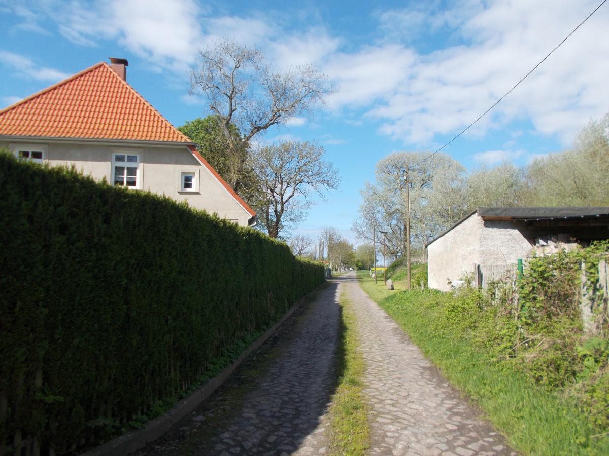 Wie Anno dazumal gibt es auf Rgen immer noch Drfer,Abseits von Urlauberstrmen,die ich selber als Einheimischer zwar kenne aber noch nie dort gewesen bin.Wie das Dorf Woldenitz auf Wittow in der Nhe von Breege.Aufgenommen die einzige Strae im Dorf am 10.Mai 2015.