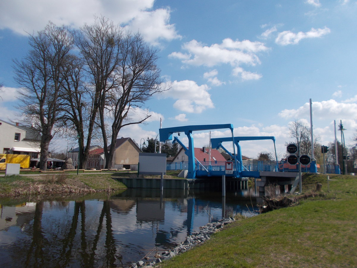 Wieder eine Klappbrcke diesmal in Zerpenschleuse ber den Finowkanal am 26.Mrz 2016.