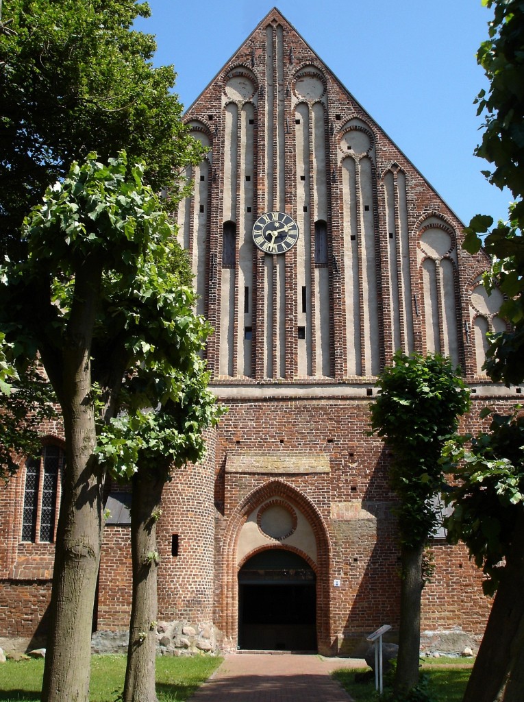 Wiek, Giebel der gotischen Backsteinkirche St.Georg, Juli 2006