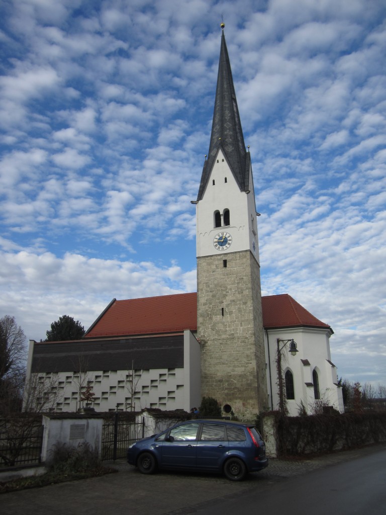 Wielenbach, St. Peter Kirche, Turmunterbau sptromanisch, Chor von 1563, Langhaus von 1723, von 1970 bis 1971 bis auf die Westwand durch Neubau ersetzt (15.12.2013)