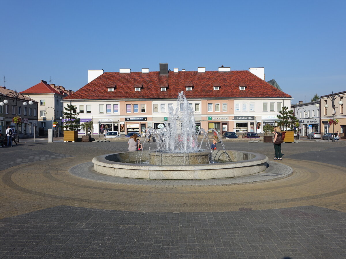 Wielun, Brunnen und Gebude am Plac Legionow (15.09.2021)